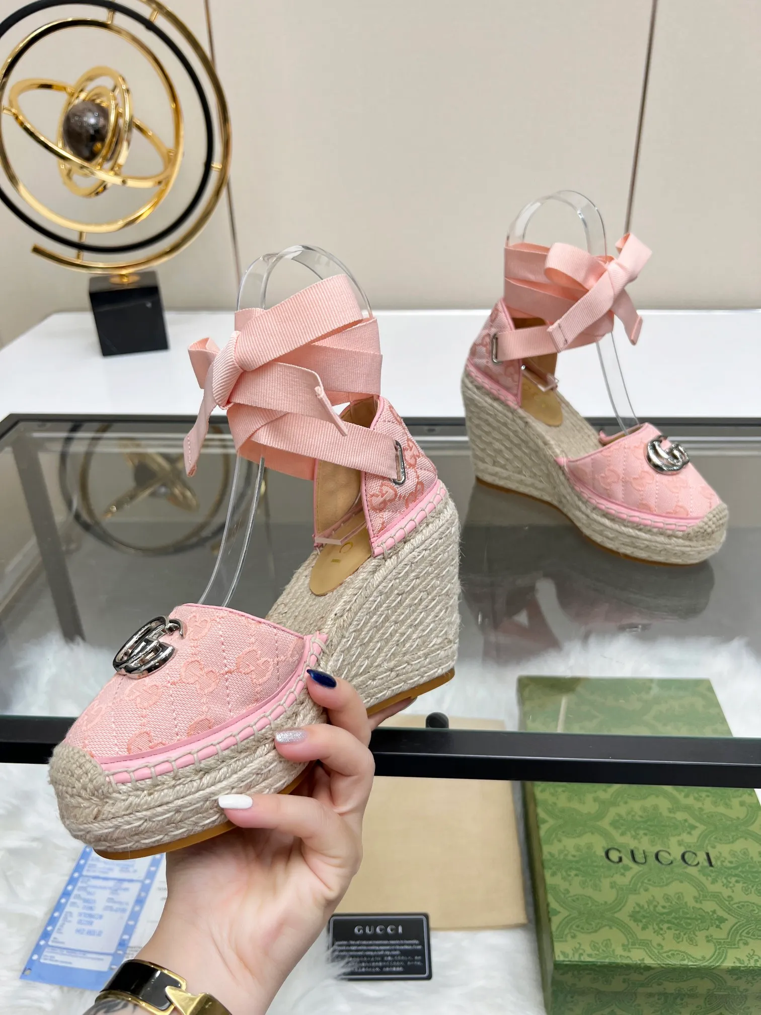 👟👟Ex-factory price 440👟👟 GUCCI wedge fisherman sandals, thick-soled straw, high-end quality, fabric: double G fabric, electric embroidery, lining: mixed sheepskin lining, yardage: 35～42, color: pure white. Dear new and old customers, the picture has been updated, please transfer the image to change. The upgraded version of the wedge heel currently has more than 40 colors. Transfer the image to sell.